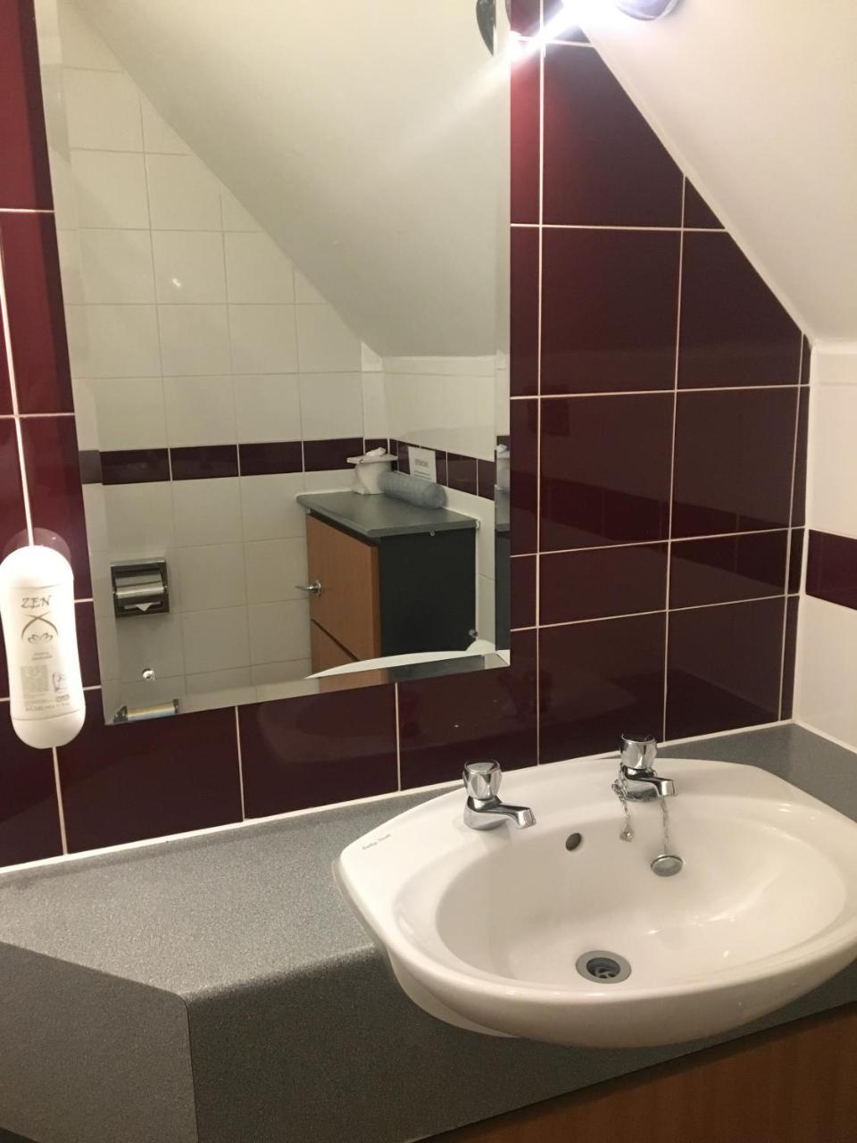The Catherine Wheel Wetherspoon Hotel Henley-on-Thames Bagian luar foto